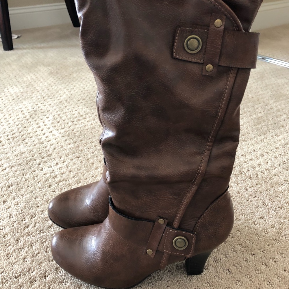 A.n.a brown boots. - Picture 2 of 3
